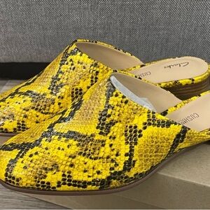 Clarks Like New Pure Blush Yellow Snake Skin Serpent Juane Mules Size 9